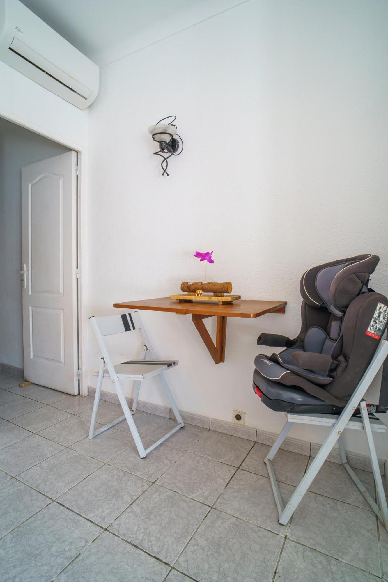 20 Mts Plage, Pl Mediterranee, Vue Parking *